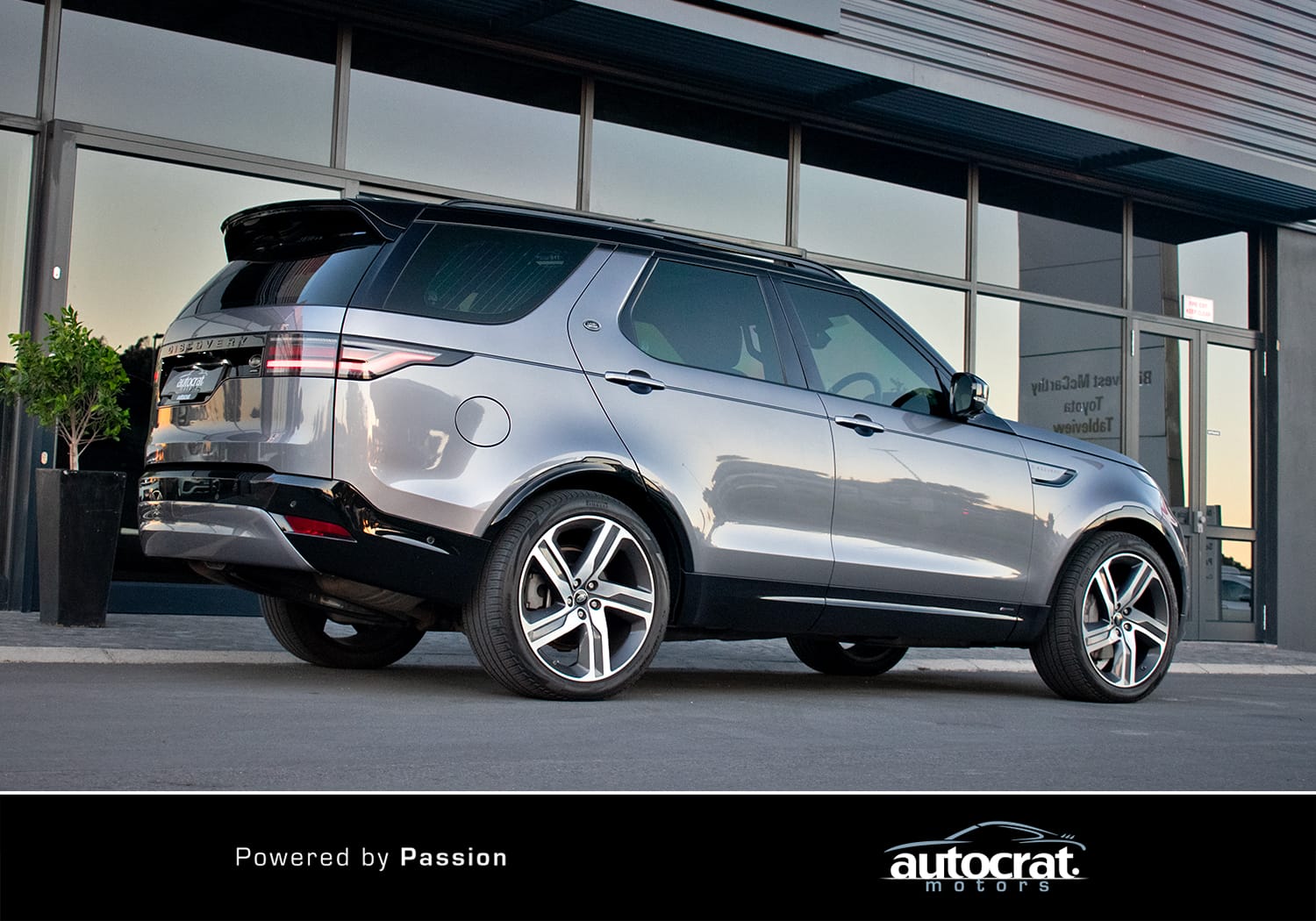 2021 Land Rover Discovery D300 R-Dynamic HSE — photo 8